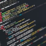 Code source sur un écran noir, probablement un site web ou une application.