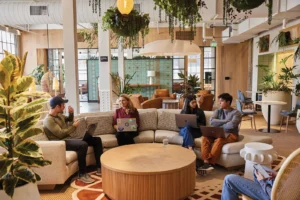 Des collègues travaillent ensemble dans un espace de coworking moderne et verdoyant.