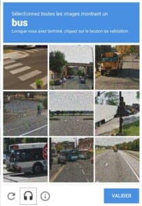 Bus en contexte urbain, sur une route avec des passages piétons.