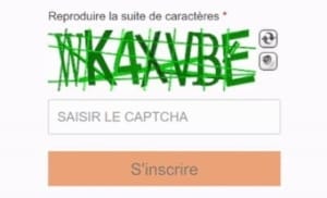 Captcha : Reproduire la séquence de caractères verte et déformée pour sécuriser l'accès.