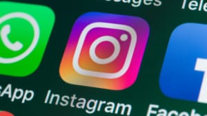 Icônes d'applications WhatsApp, Instagram et Facebook affichées sur un écran.