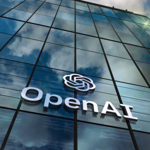 Façade du siège d'OpenAI avec le logo de l'entreprise et un ciel bleu.