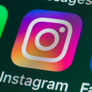 Icônes d'applications WhatsApp, Instagram et Facebook affichées sur un écran.