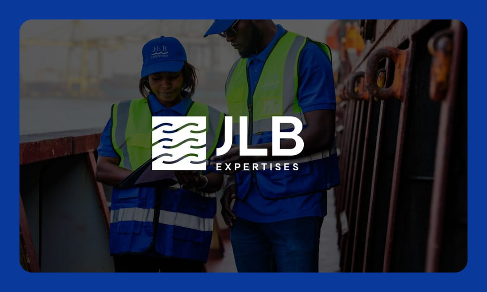 Logo JLB Expertises en blanc sur une photo de deux inspecteurs JLB en gilets de sécurité consultant un document sur le pont d'un navire.