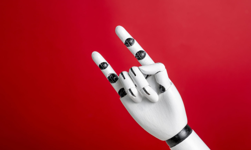 Une main robotique blanche faisant le signe des cornes sur un fond rouge vif.